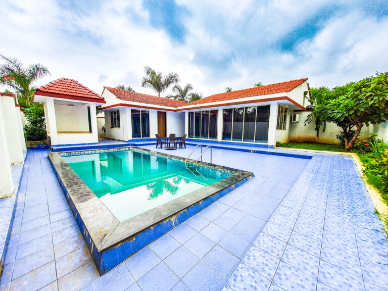Sihra Villa, Neral: The villa, gazebo and private pool under a blue sky