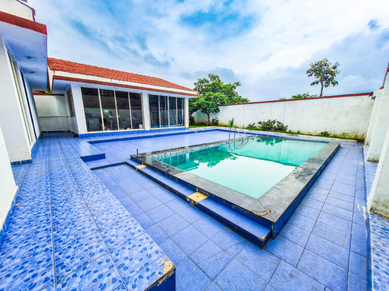 Sihra Villa, Neral: Pool steps and the walled deck beside the villa
