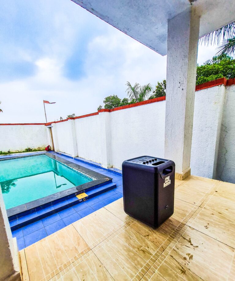 Sihra Villa, Neral: Party speaker on the covered sit-out by the pool
