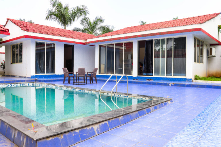 Sihra Villa, Neral: The villa and pool from the deck