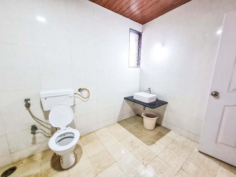 Sihra Villa, Neral: Ensuite bathroom with wall basin and window