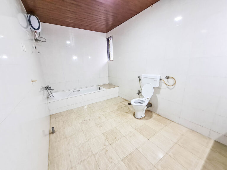 Sihra Villa, Neral: Ensuite bathroom with a bathtub and hot-water geyser