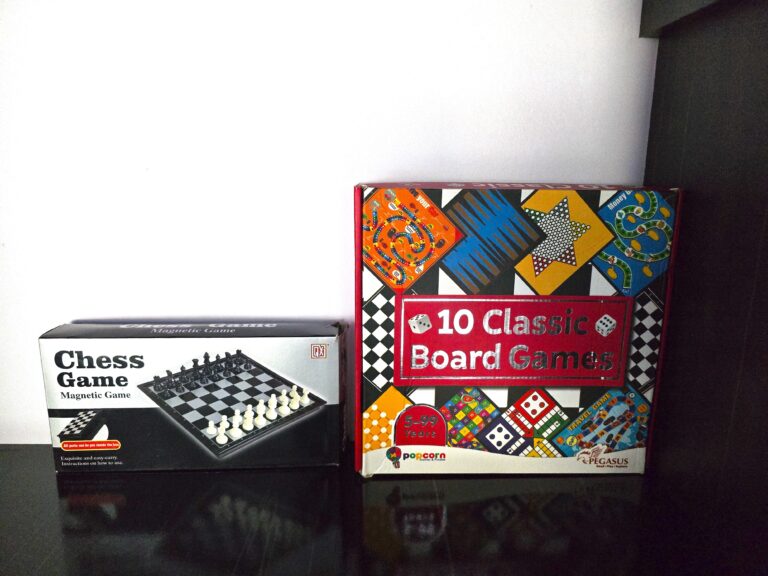 Sihra Villa, Neral: Chess and a box of ten classic board games
