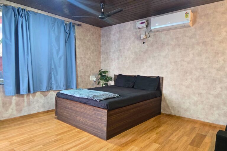 Sihra Villa, Neral: The bedroom's bed, AC and window with blue curtains