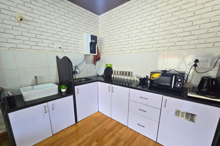 Sihra Villa, Neral: Kitchenette with sink, microwave and kettle